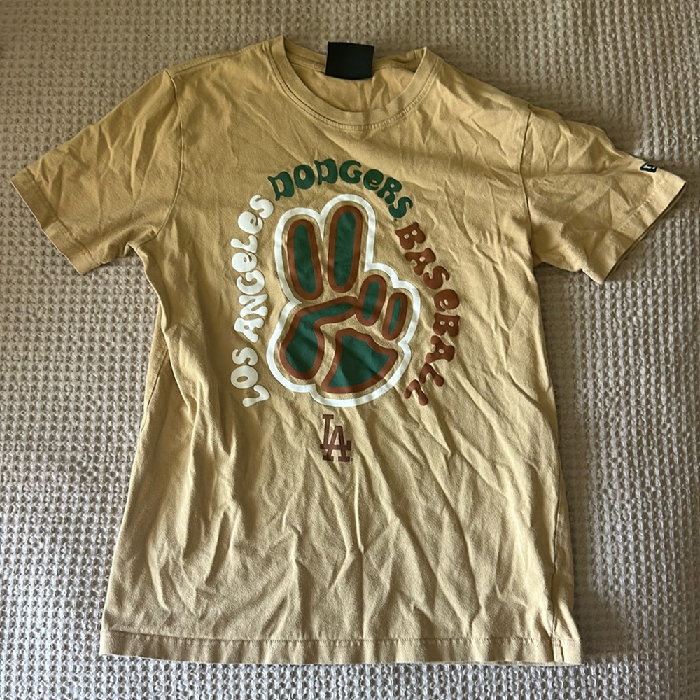 Men’s new era dodgers tee camel